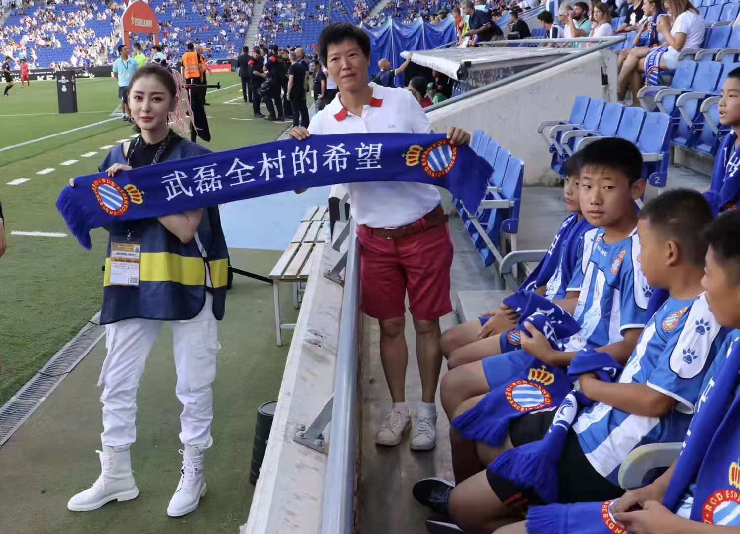西甲体验大使 中国明星张天爱与HLK叶伟梅协足球小将为武磊加油
