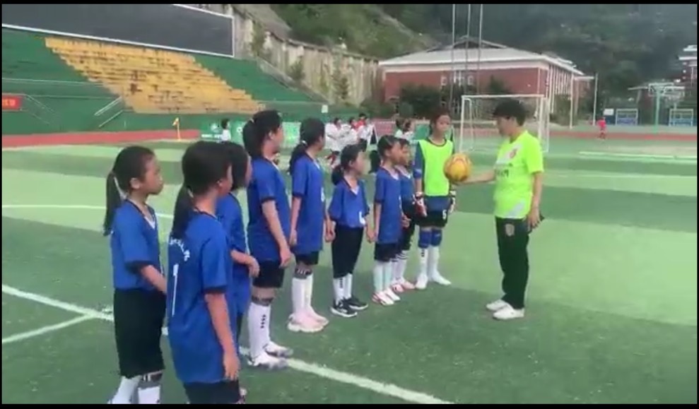 6月1号西班牙HLK足球俱乐部叶伟梅和足球教练赠送足球给参赛的球队